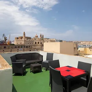 traditional-modern-maltese-townhouse-rooftop-terrace.qawrahotelsmalta.org/