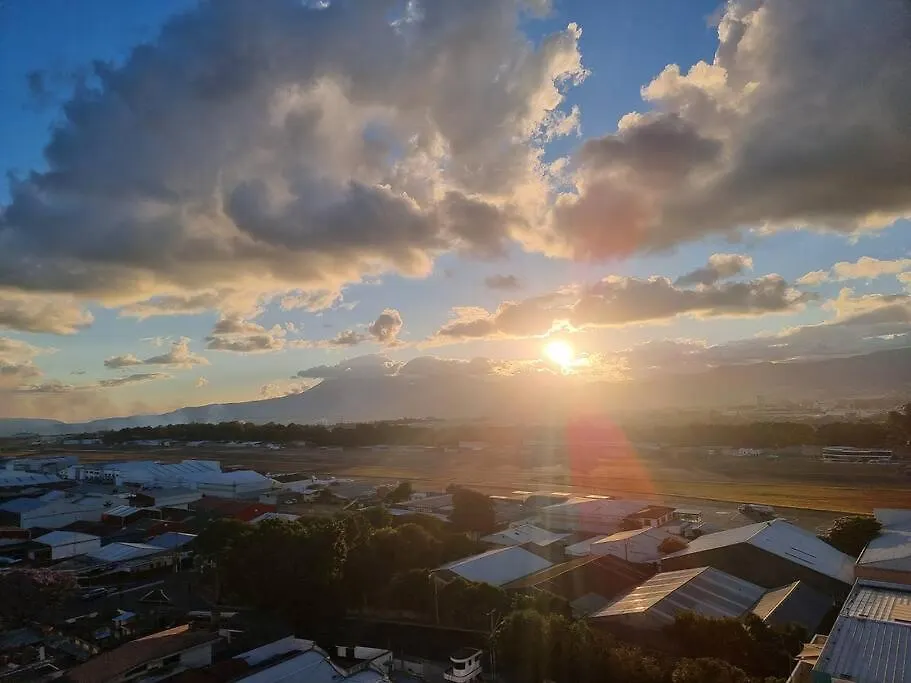 Amazing Volcano Views In Front Of Airport Guatemala Apartamento